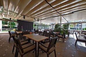 Poolside bar
