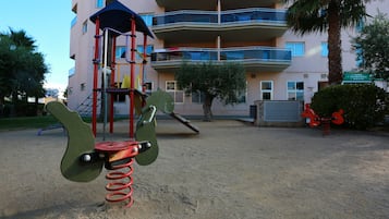 Área de juegos infantiles al aire libre