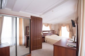 Suite junior, balcón, vistas al mar | Caja fuerte, tabla de planchar con plancha, camas supletorias