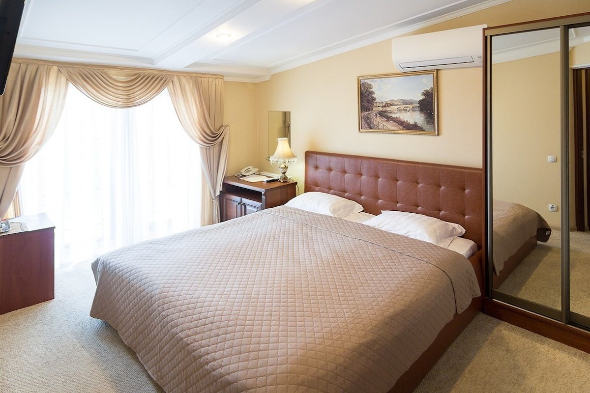 Standaard kamer, balkon, uitzicht op zee | Een kluis op de kamer, een strijkplank/strijkijzer, extra bedden