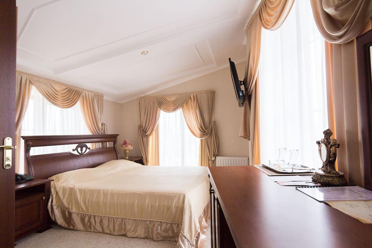 Junior suite, balkon, uitzicht op zee | Een kluis op de kamer, een strijkplank/strijkijzer, extra bedden