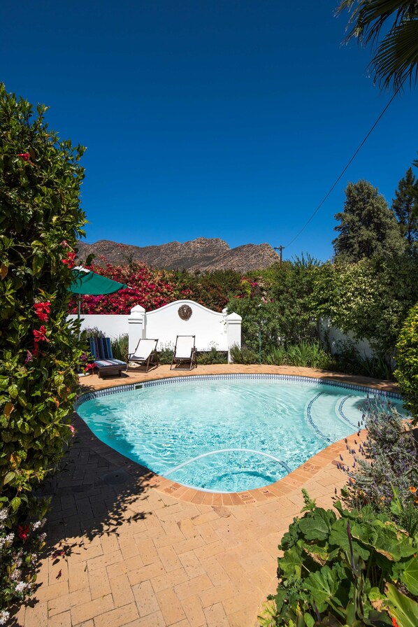Udendørs pool, parasoller, liggestole