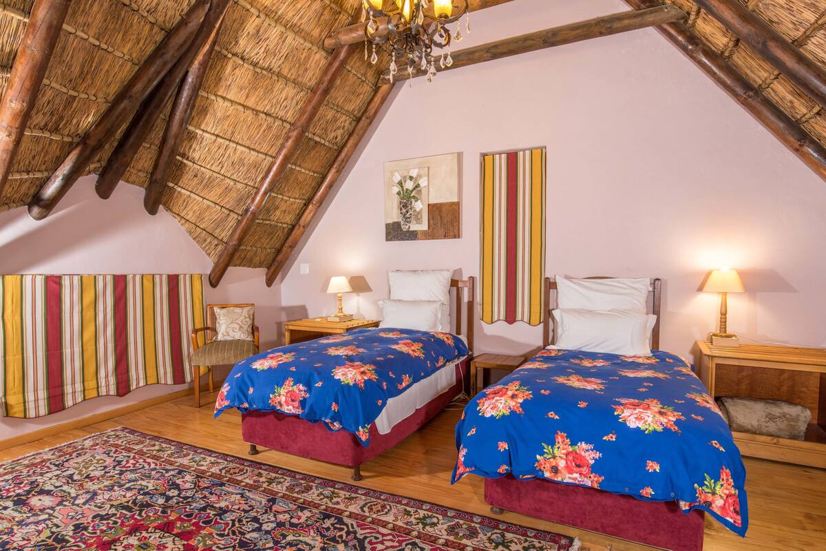 Garden Cottage 2 Family Room | Egyptian cotton sheets, premium bedding, Select Comfort beds