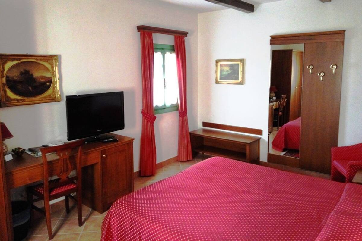 Double Room Apartment | Seprai Frette Italia, seprai premium, dan selimut bulu angsa