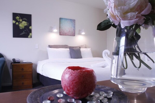 Studio | Living area | 32-inch flat-screen TV with digital channels, TV - Papanui Court Motel (Christchurch)