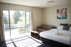 Deluxe Apartment | Living area | 32-inch flat-screen TV with digital channels, TV - Papanui Court Motel (Christchurch)