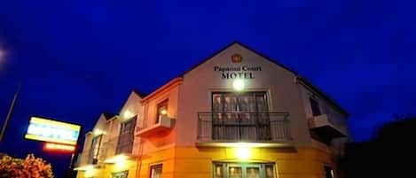 Bagian depan properti - sore/malam