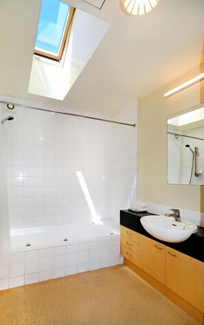 Free toiletries, hair dryer, towels - Papanui Court Motel (Christchurch)