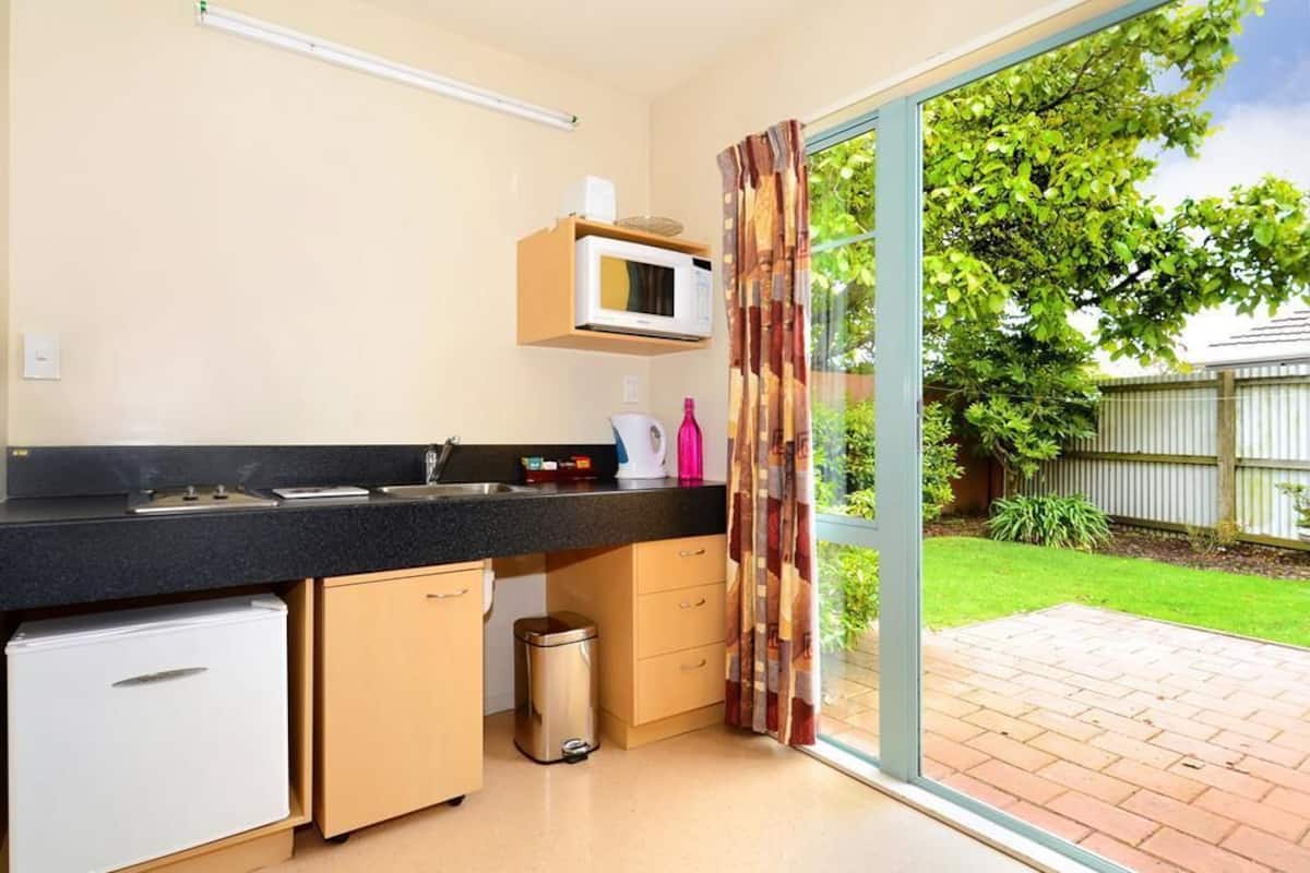 Studio, Accessible | Private kitchen | Fridge, microwave, stovetop, cookware/dishes/utensils