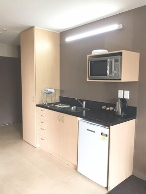 Studio | Private kitchen | Fridge, microwave, stovetop, cookware/dishes/utensils