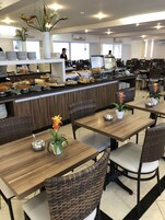 供应早餐、午餐和晚餐，国际美食