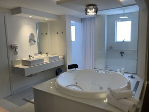 American Suite | Bathroom | Free toiletries, hair dryer, towels - Hotel Rieger (Balneário Camboriú)