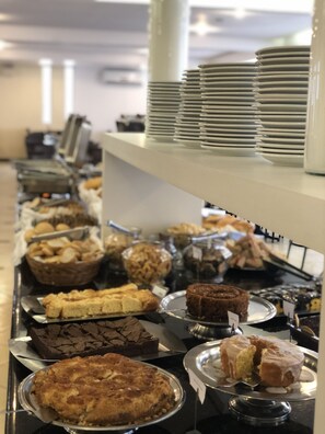Breakfast, lunch and dinner served - Hotel Rieger (Balneário Camboriú)