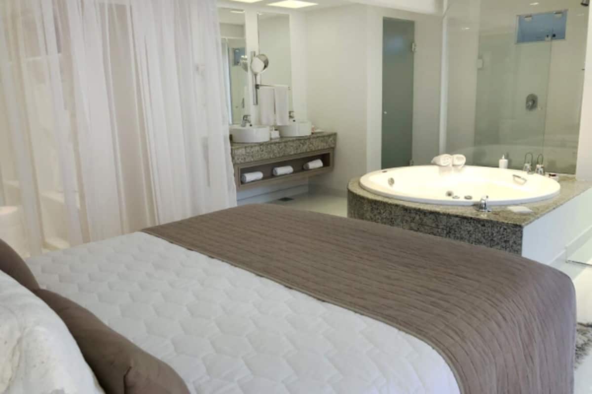 Design Studio Suite | 1 bedroom, minibar, in-room safe, blackout drapes