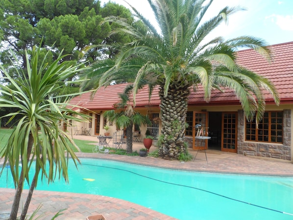 Outdoor pool - A Cherry Lane Self Catering and B&B (Bloemfontein)