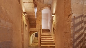 A stone staircase with a view of the upper floor. - Residence La Gancia (Trapani)