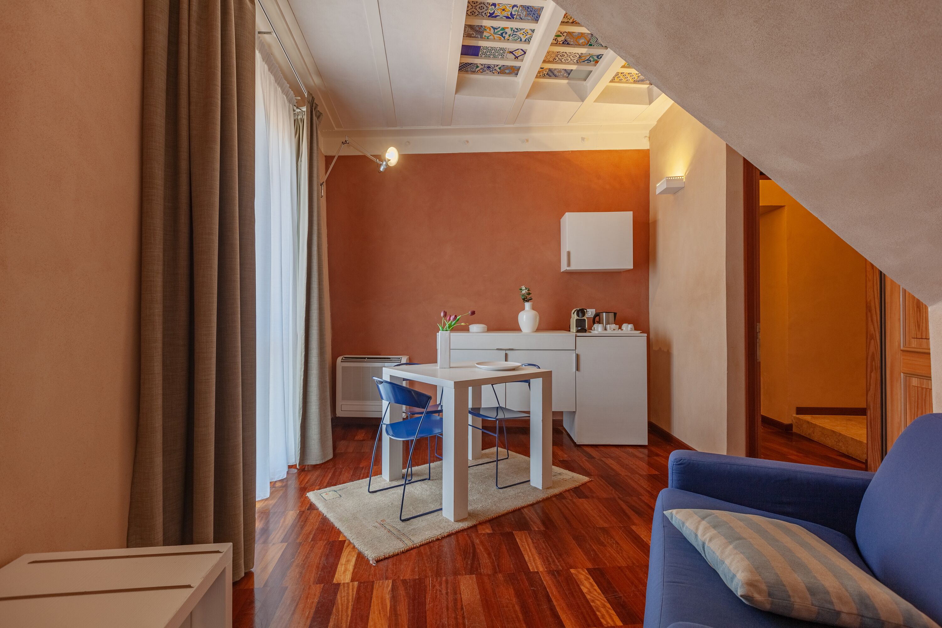 Een knus verblijf met een kitchenette, een eethoek en een zithoek.