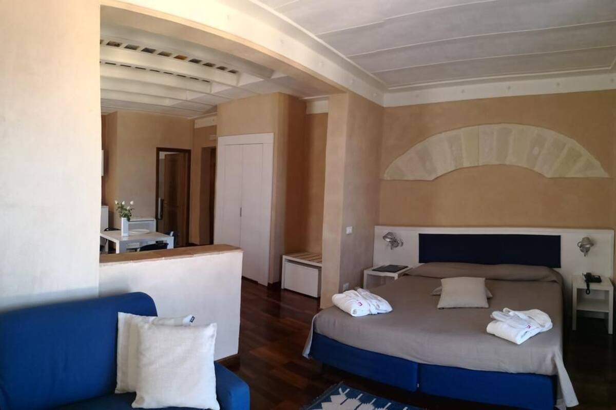 Edredones de plumas, minibar, caja fuerte y escritorio