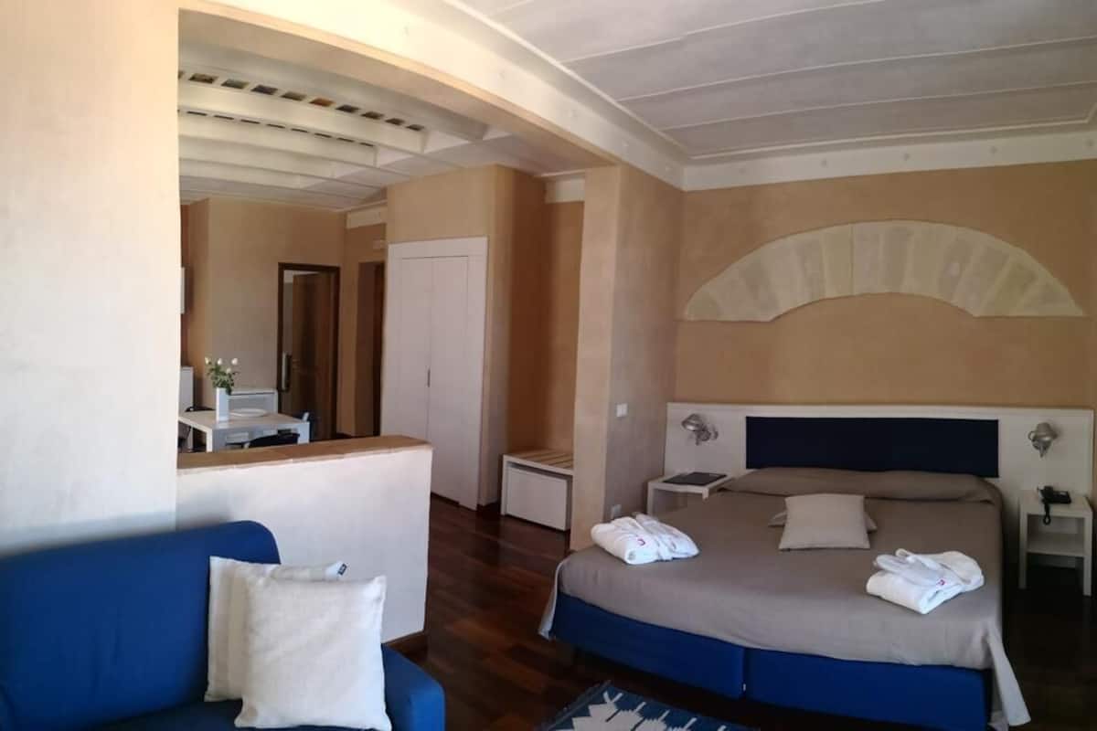 Down comforters, minibar, in-room safe, desk