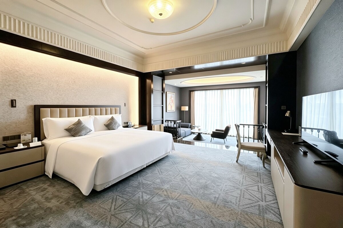 Quarto empresarial | Roupas de cama premium, edredons de pluma, frigobar, cofres nos quartos