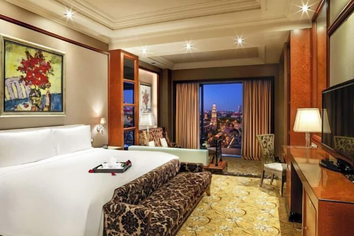 Premium bedding, down duvets, minibar, in-room safe