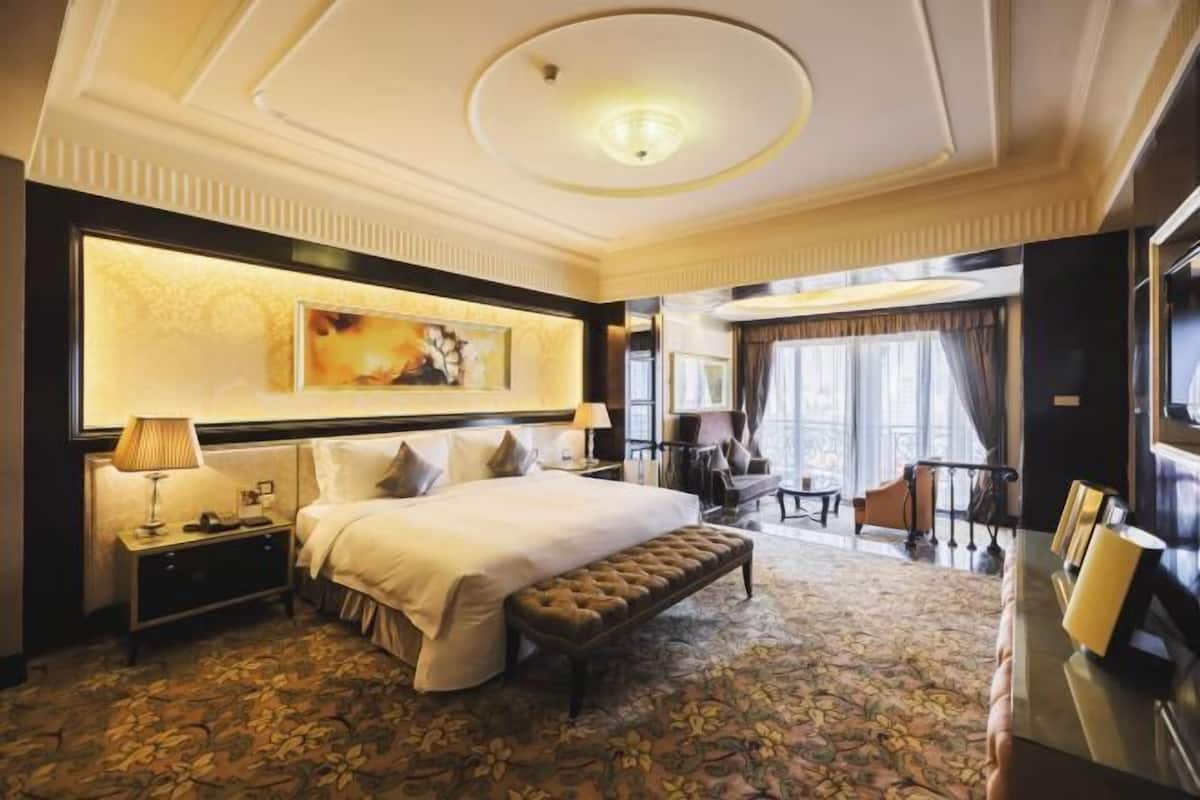 Premium bedding, down duvets, minibar, in-room safe