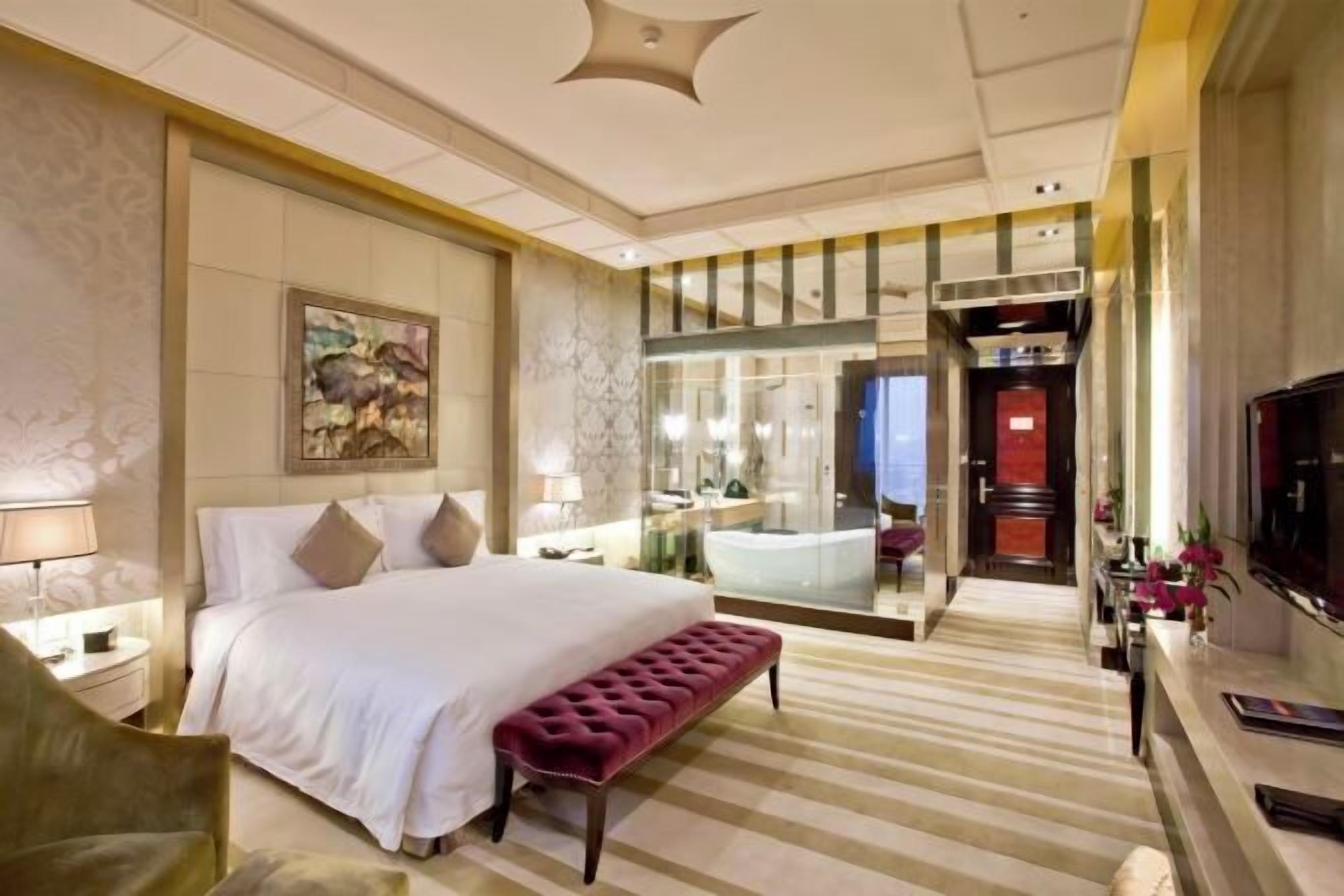 Seprai premium, selimut bulu angsa, minibar, dan brankas