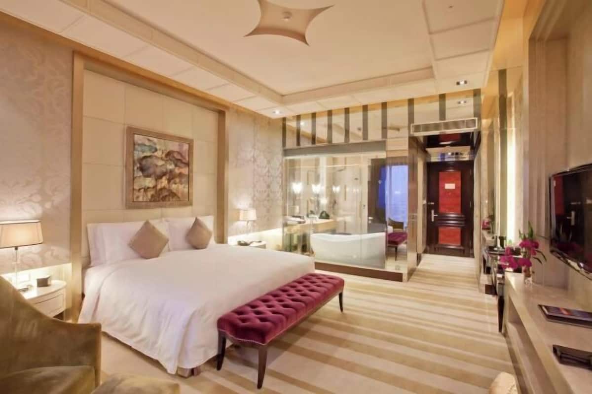 Premium bedding, down duvets, minibar, in-room safe