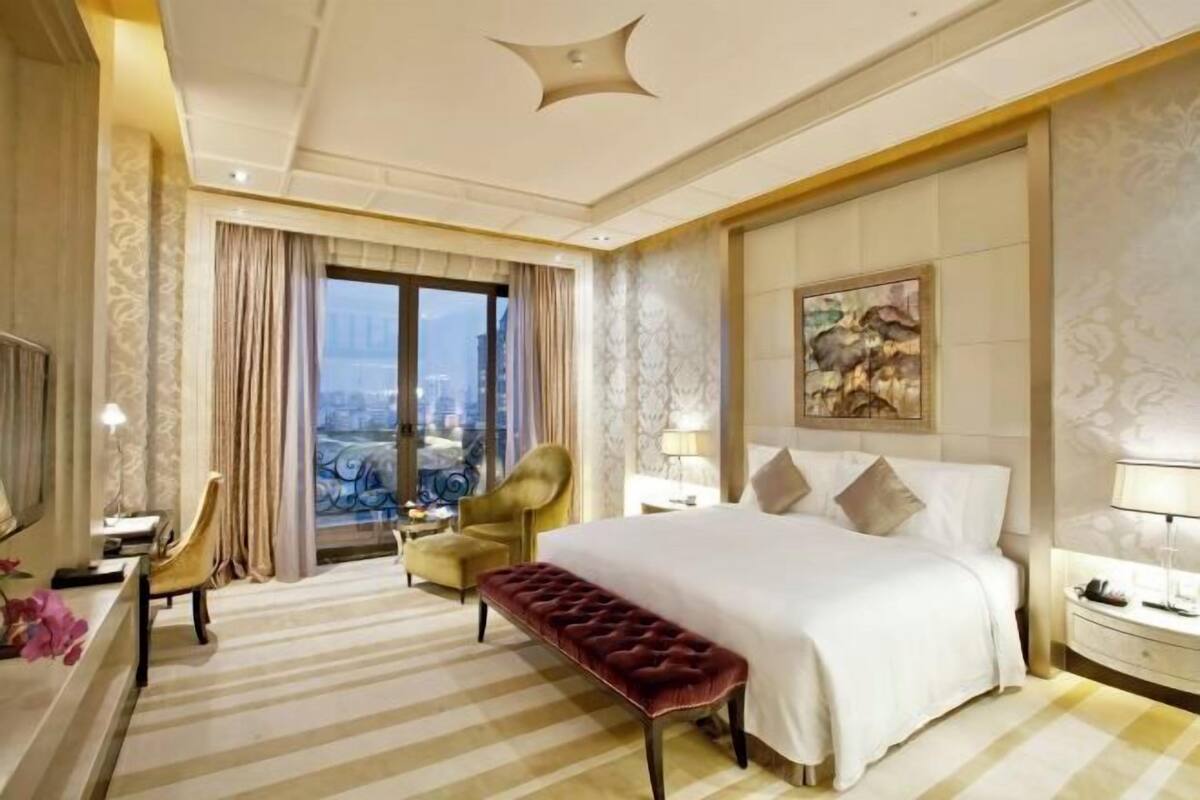 Premium bedding, down duvets, minibar, in-room safe
