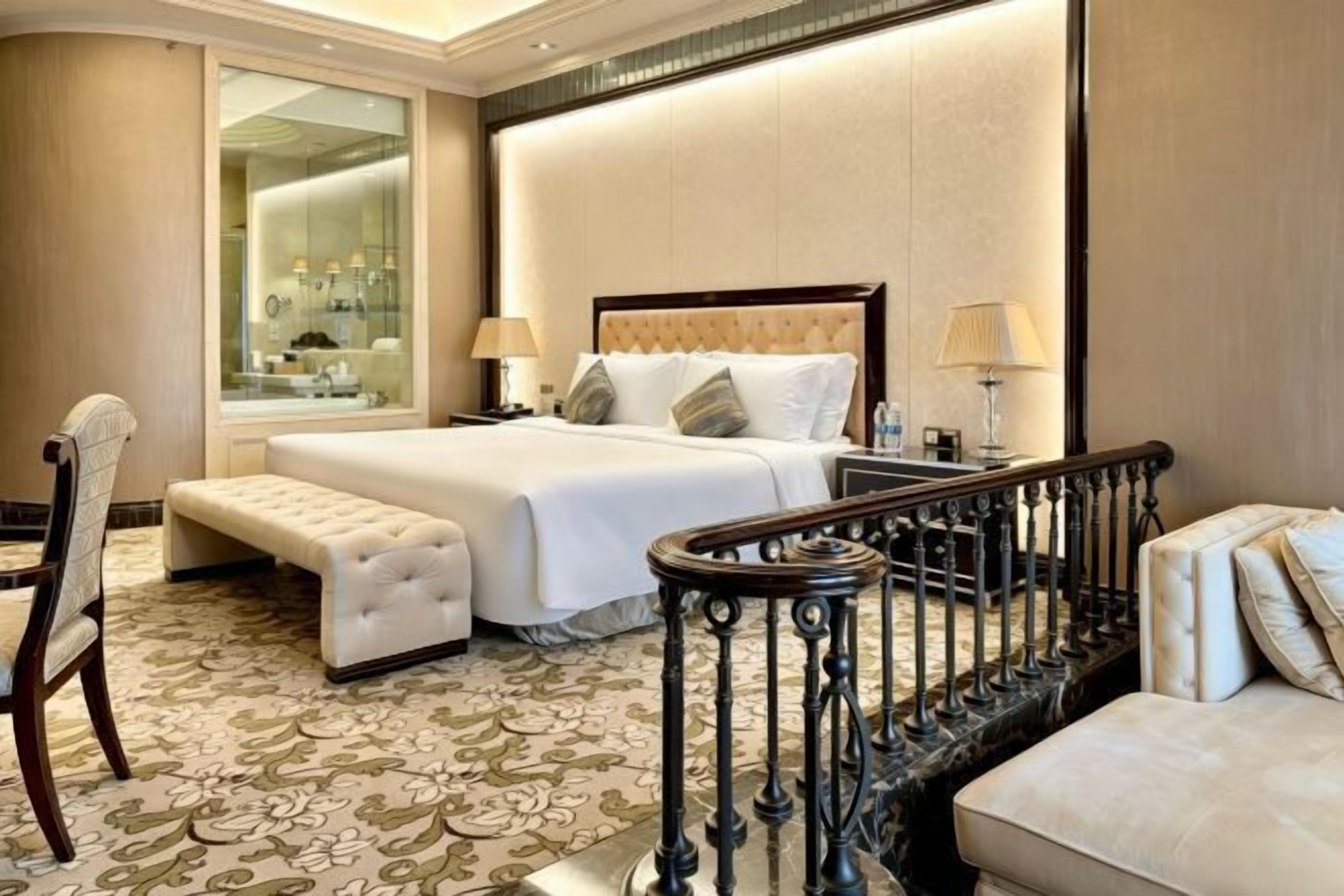 Seprai premium, selimut bulu angsa, minibar, dan brankas