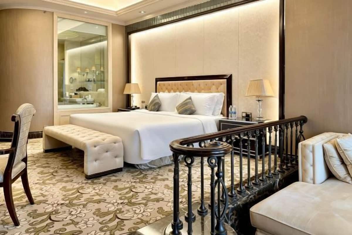 Premium bedding, down duvets, minibar, in-room safe