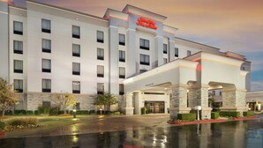 Un hôtel Hampton Inn au design moderne, doté d’un grand hall d’entrée et d’un espace extérieur bien entretenu.