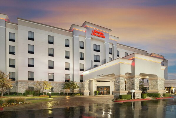 A Hampton Inn hotel with a modern design, featuring a large entrance and a well-maintained outdoor area. - Hampton Inn & Suites Tulsa/Catoosa (Catoosa)