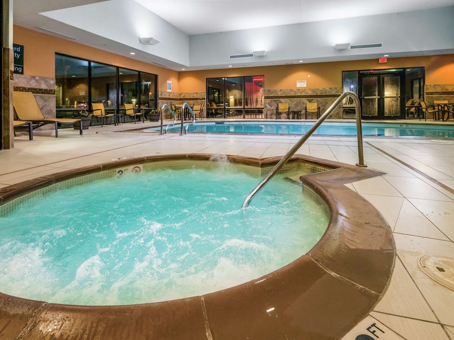 Indoor pool, sun loungers