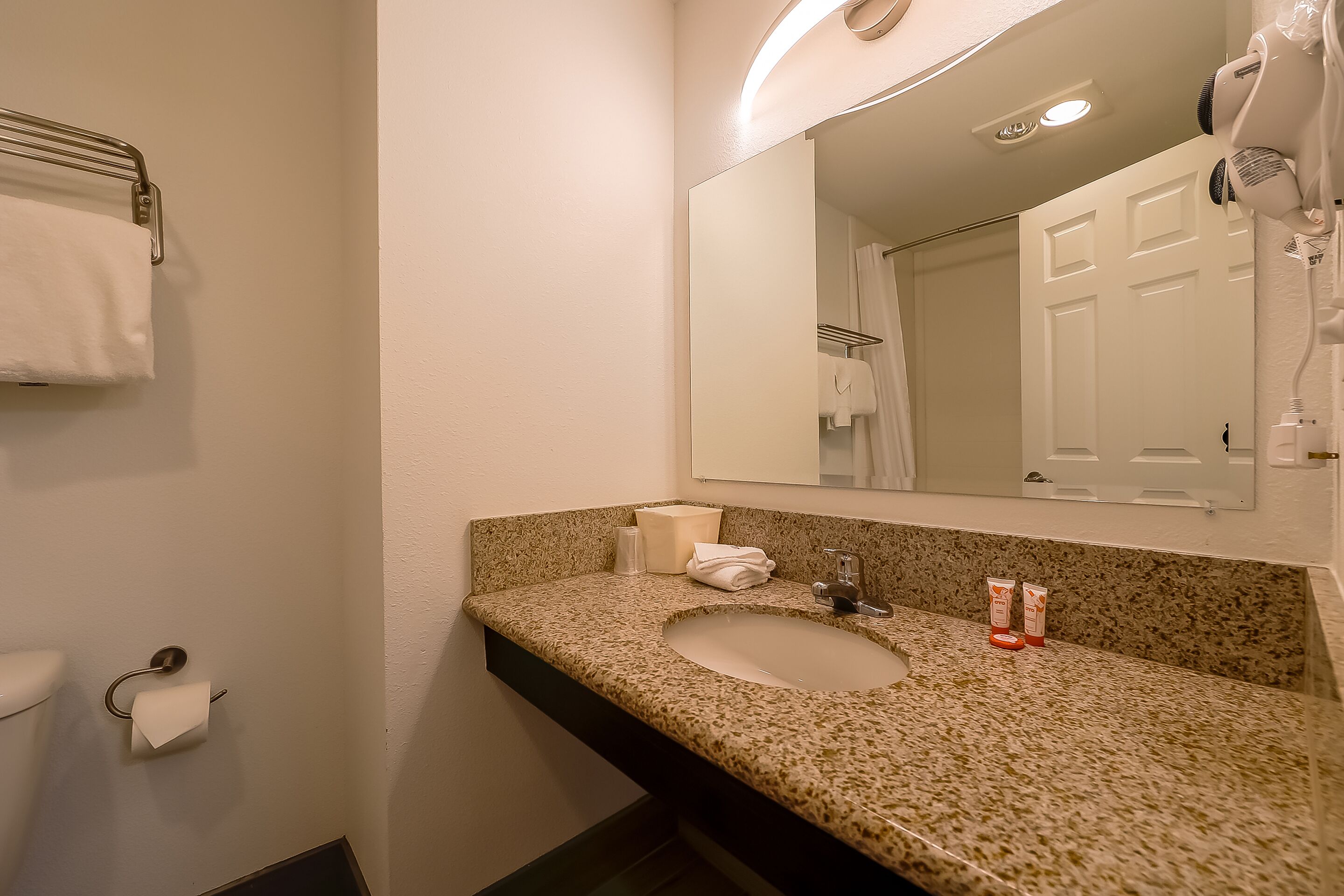 Phòng, 1 giường đôi | Phòng tắm | Đồ dùng nhà tắm miễn phí, khăn tắm 