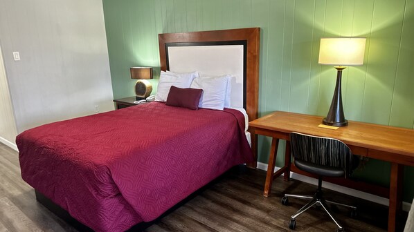 Habitación Deluxe, 1 cama Queen size | Muebles diferentes, escritorio y espacio para trabajar con laptop 