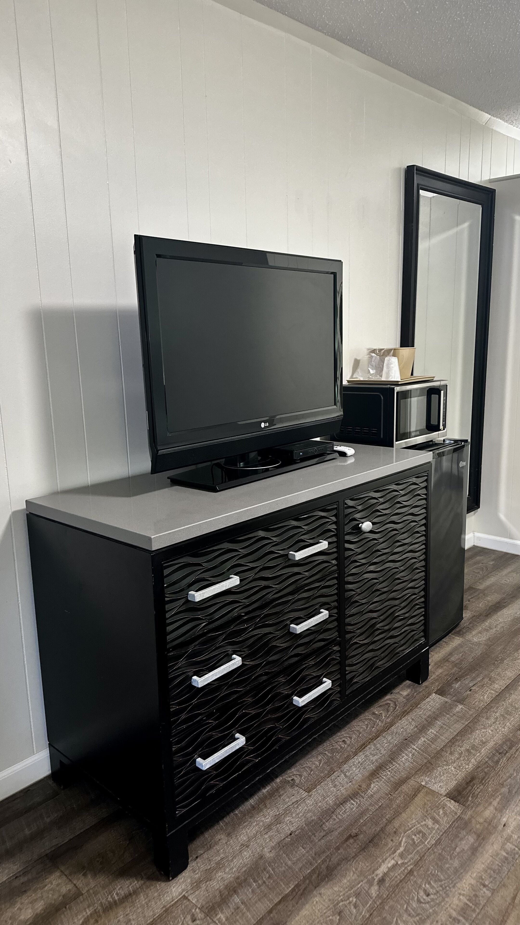 Habitación Deluxe, 1 cama Queen size | Muebles diferentes, escritorio y espacio para trabajar con laptop 