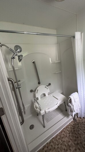 Kamar Double Deluks, akses difabel | Kamar mandi | Kombinasi shower/bathtub, pengering rambut, handuk, dan sabun
