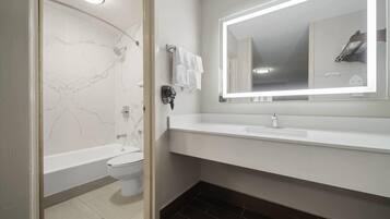 Badkar/dusch, gratis toalettartiklar, hårtork och handdukar