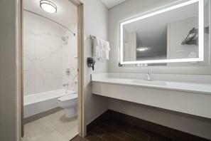 Combined shower/tub, free toiletries, hair dryer, towels - Super 8 by Wyndham Macon West (Macon)