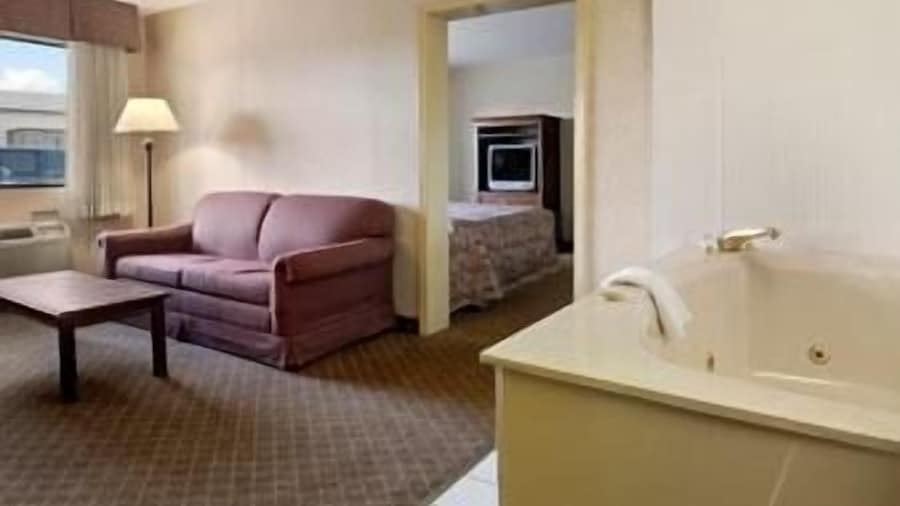 Super 8 by Wyndham Macon West