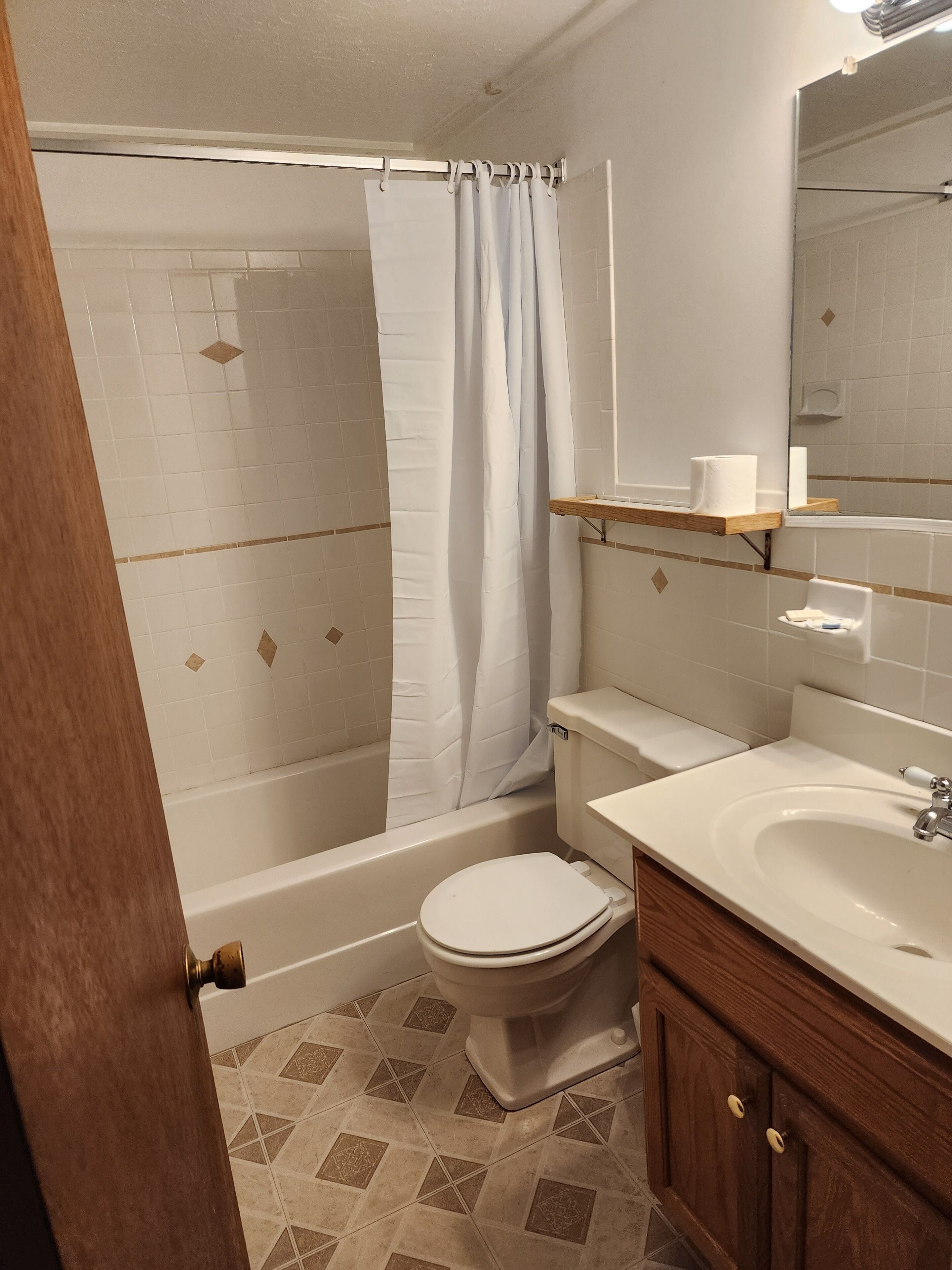 Ein Badezimmer mit Badewanne, Toilette und Waschbecken.
