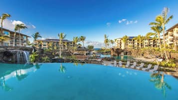 3 utendørsbassenger, bassengtelt (mot betaling) og bassengparasoller