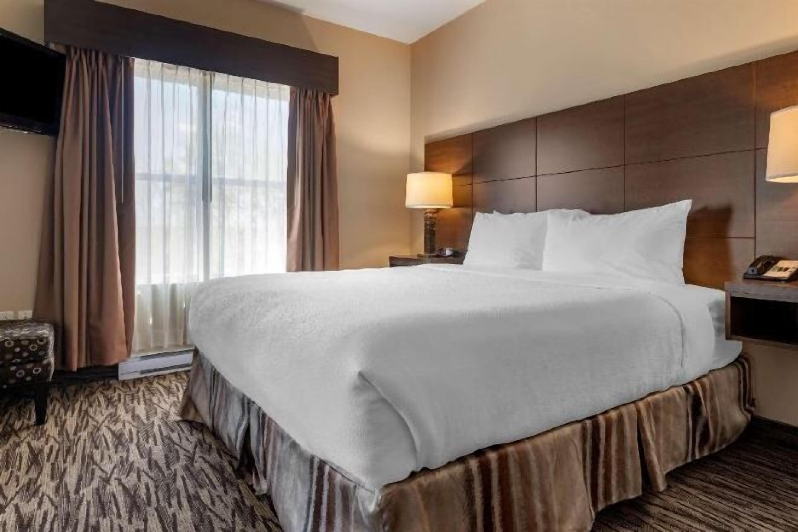 Coffre-fort, bureau, fer et planche à repasser, lit de bébé (gratuit)