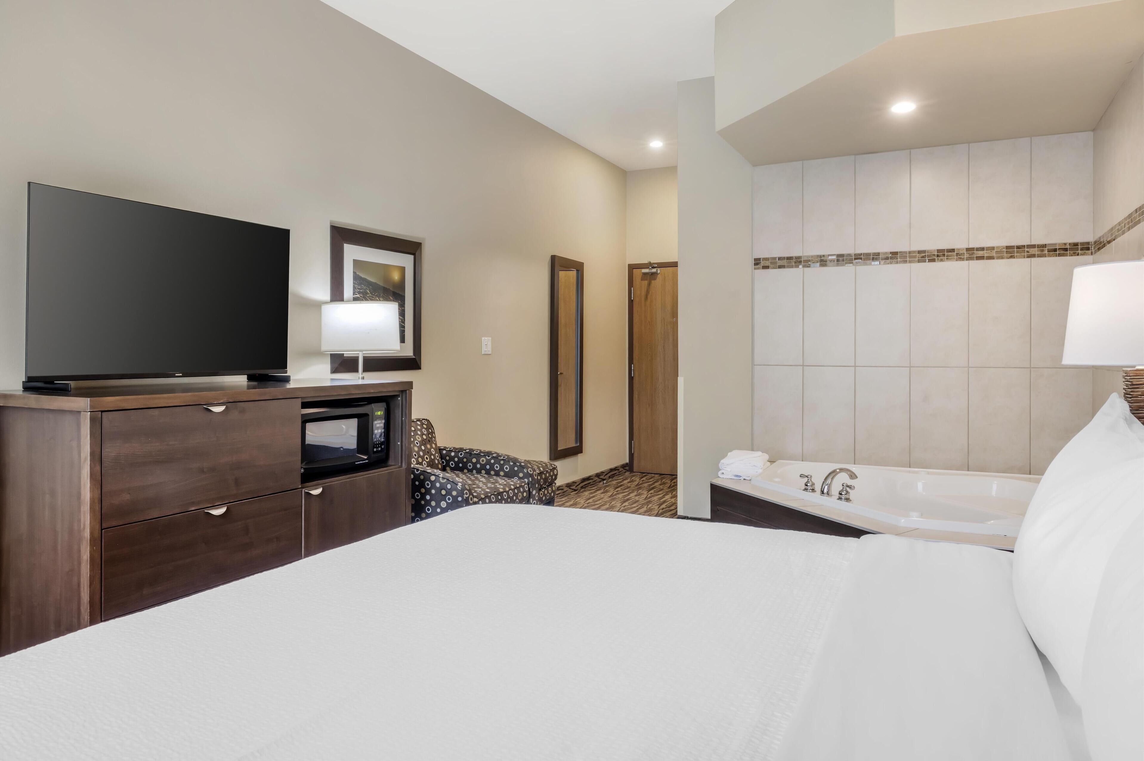 standard room, 1 king bed, non smoking, jetted tub | in-room safe, desk, iron/ironing board, free cots/infant beds