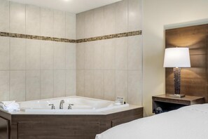 Een kluis op de kamer, een bureau, een strijkplank/strijkijzer