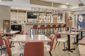 Petit déjeuner, déjeuner et dîner servis sur place