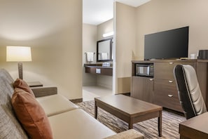 Suite, varias camas, para no fumadores, cocineta (Dining Table;Shower Only;with Sofabed) | Caja de seguridad en la habitación y escritorio