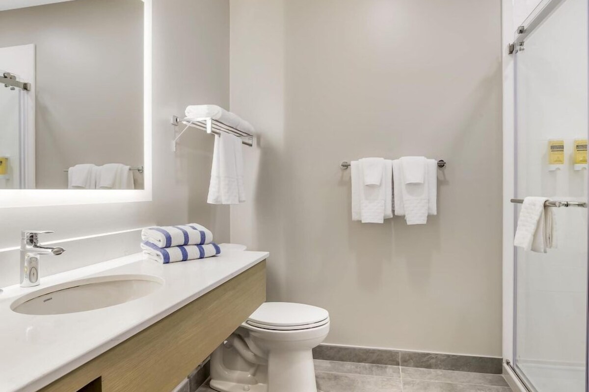 Baño | Ducha, artículos de higiene personal gratuitos y secador de pelo