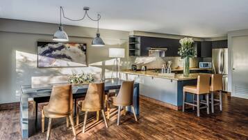 Master Suite, 2 Bedrooms | Área de estar | Smart TV